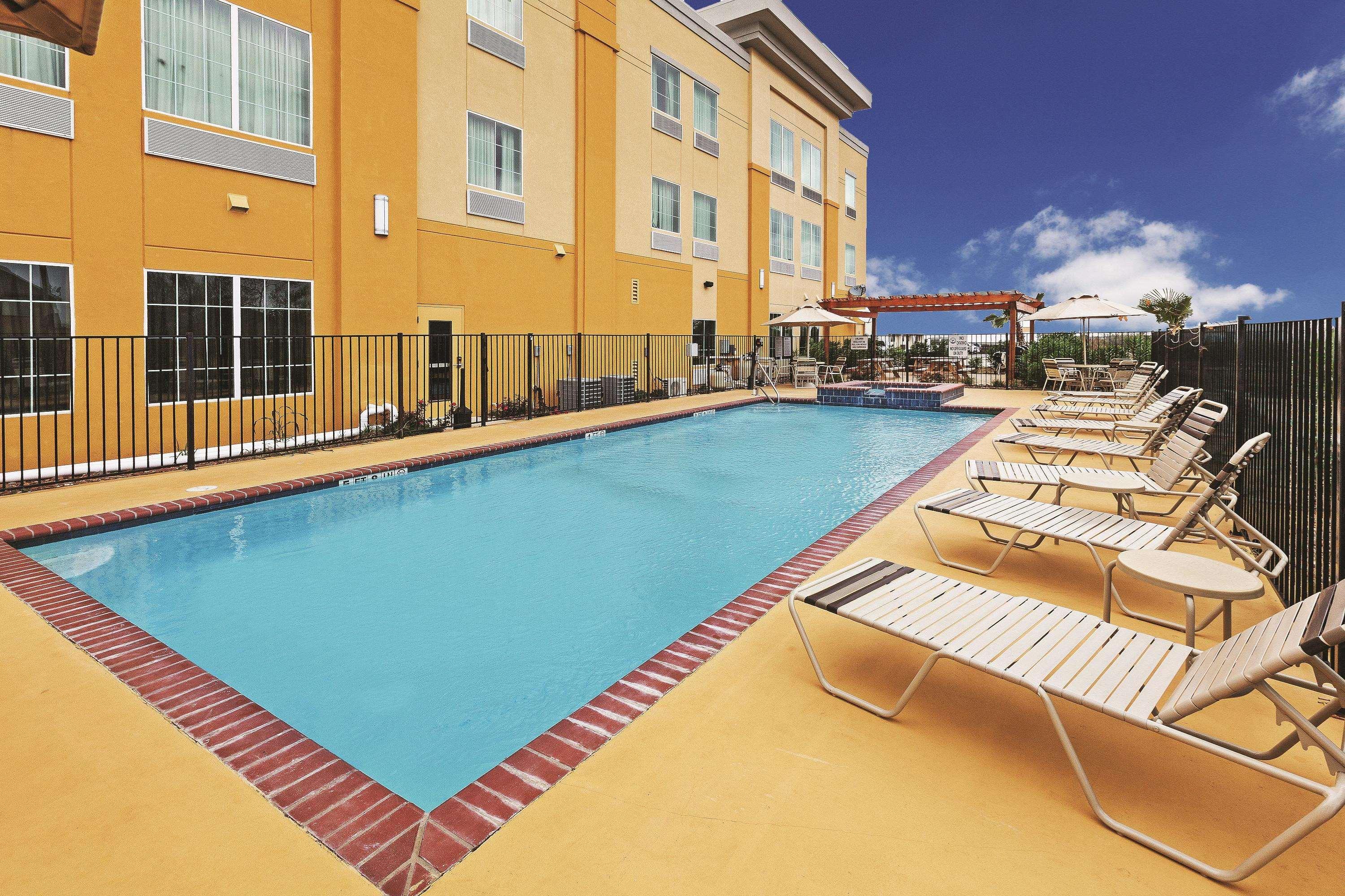 Отель La Quinta By Wyndham Jourdanton - Pleasanton Экстерьер фото